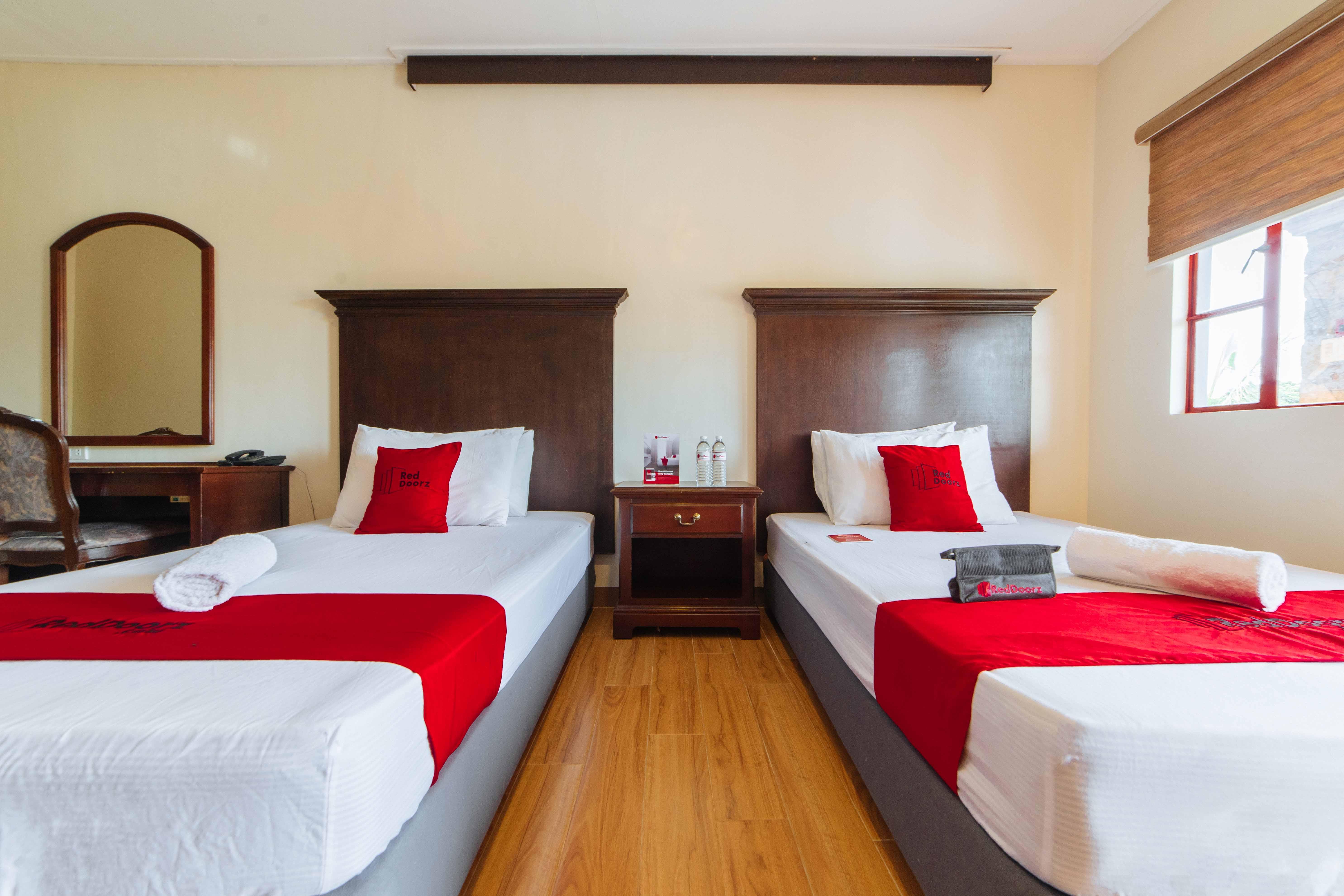 Reddoorz Plus @ Starhomes Olivianville Tarlac City Dış mekan fotoğraf