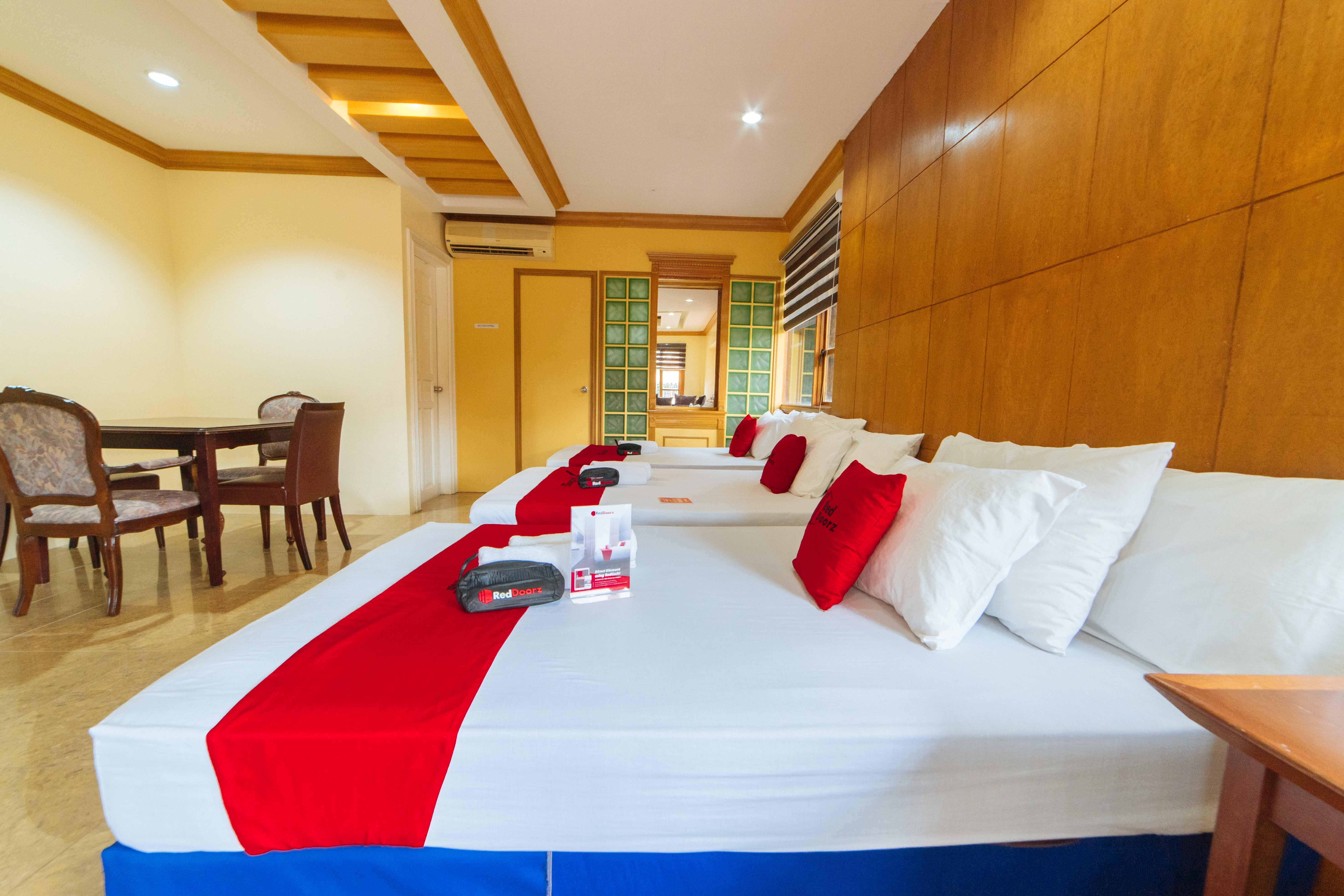 Reddoorz Plus @ Starhomes Olivianville Tarlac City Dış mekan fotoğraf