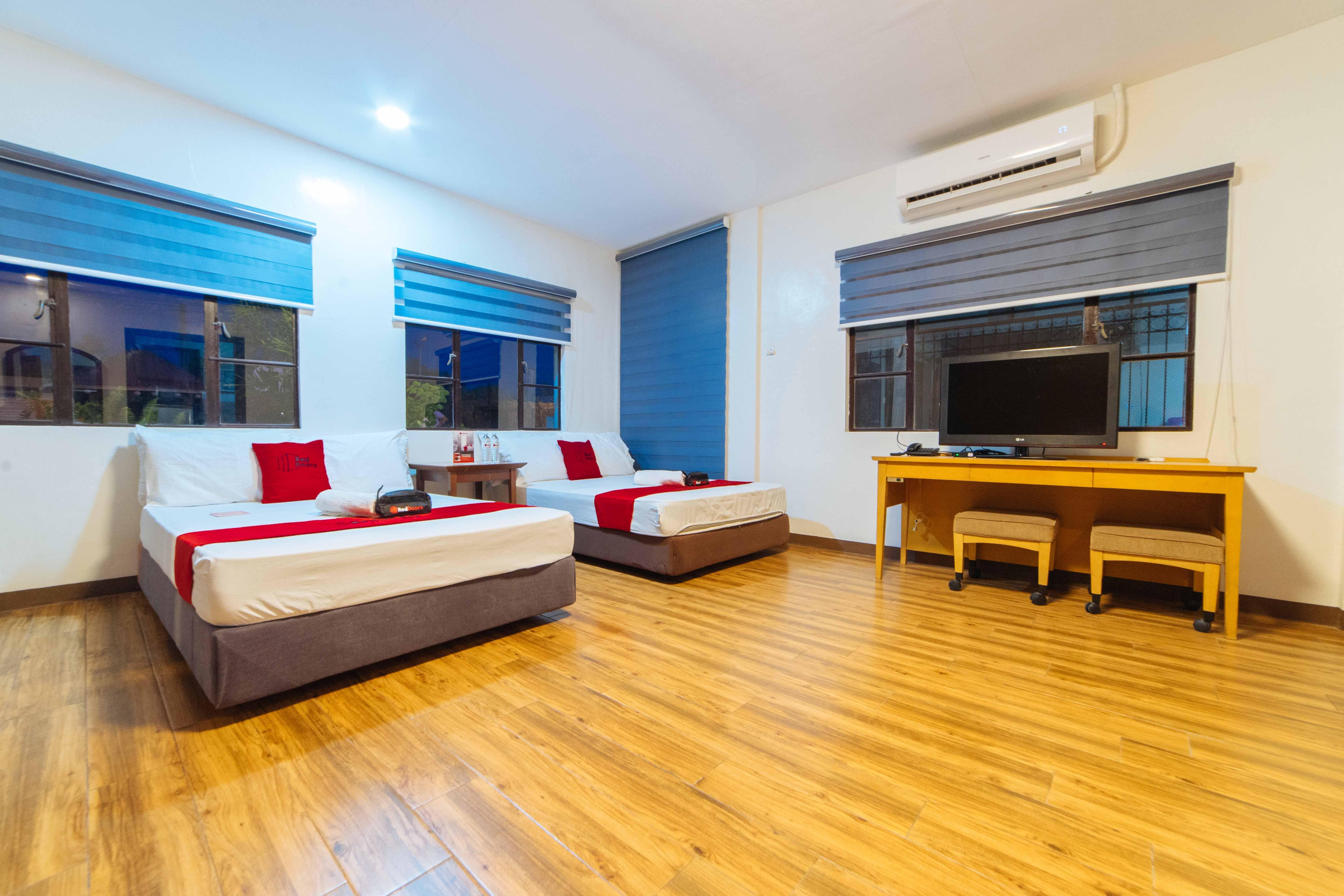 Reddoorz Plus @ Starhomes Olivianville Tarlac City Dış mekan fotoğraf