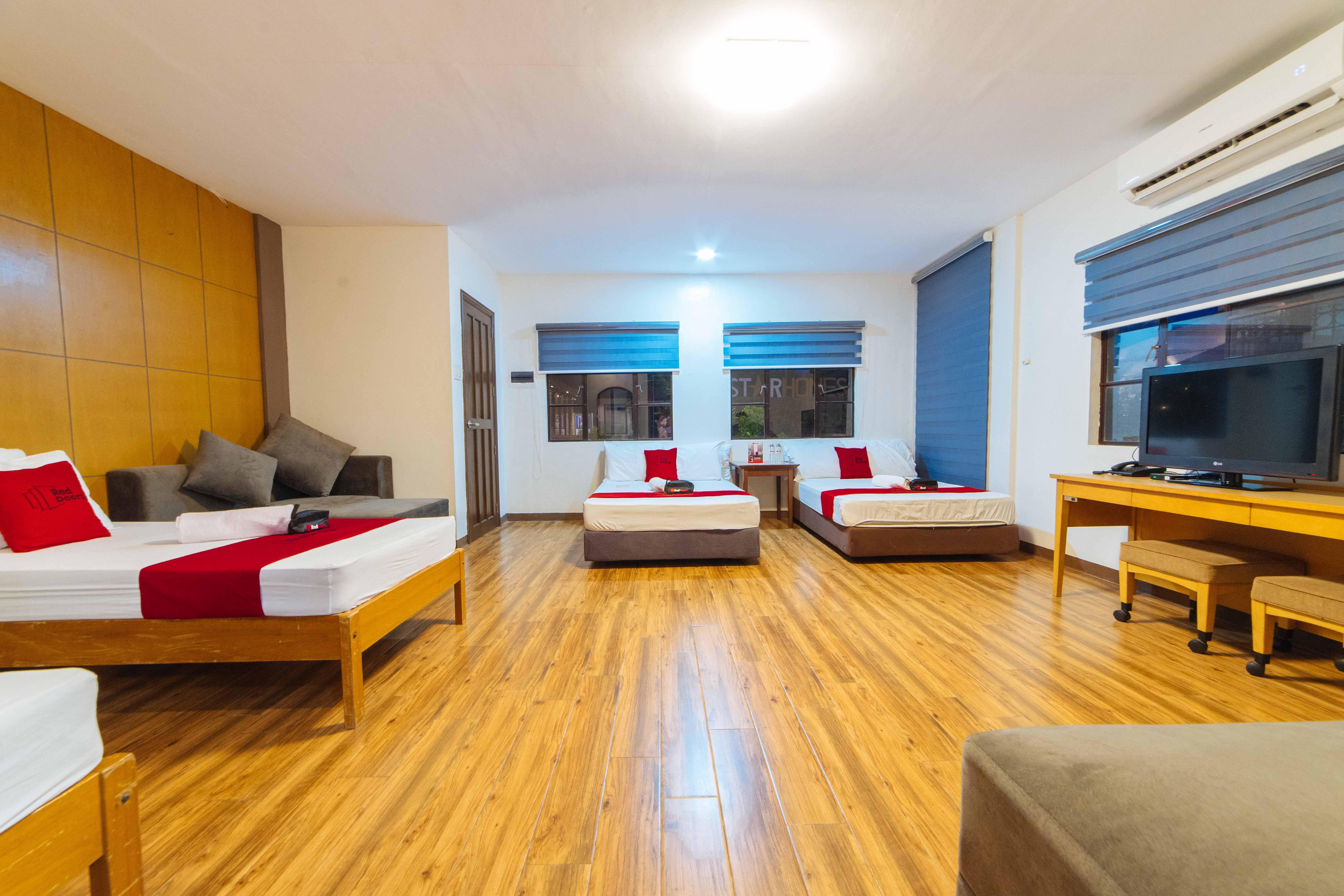 Reddoorz Plus @ Starhomes Olivianville Tarlac City Dış mekan fotoğraf