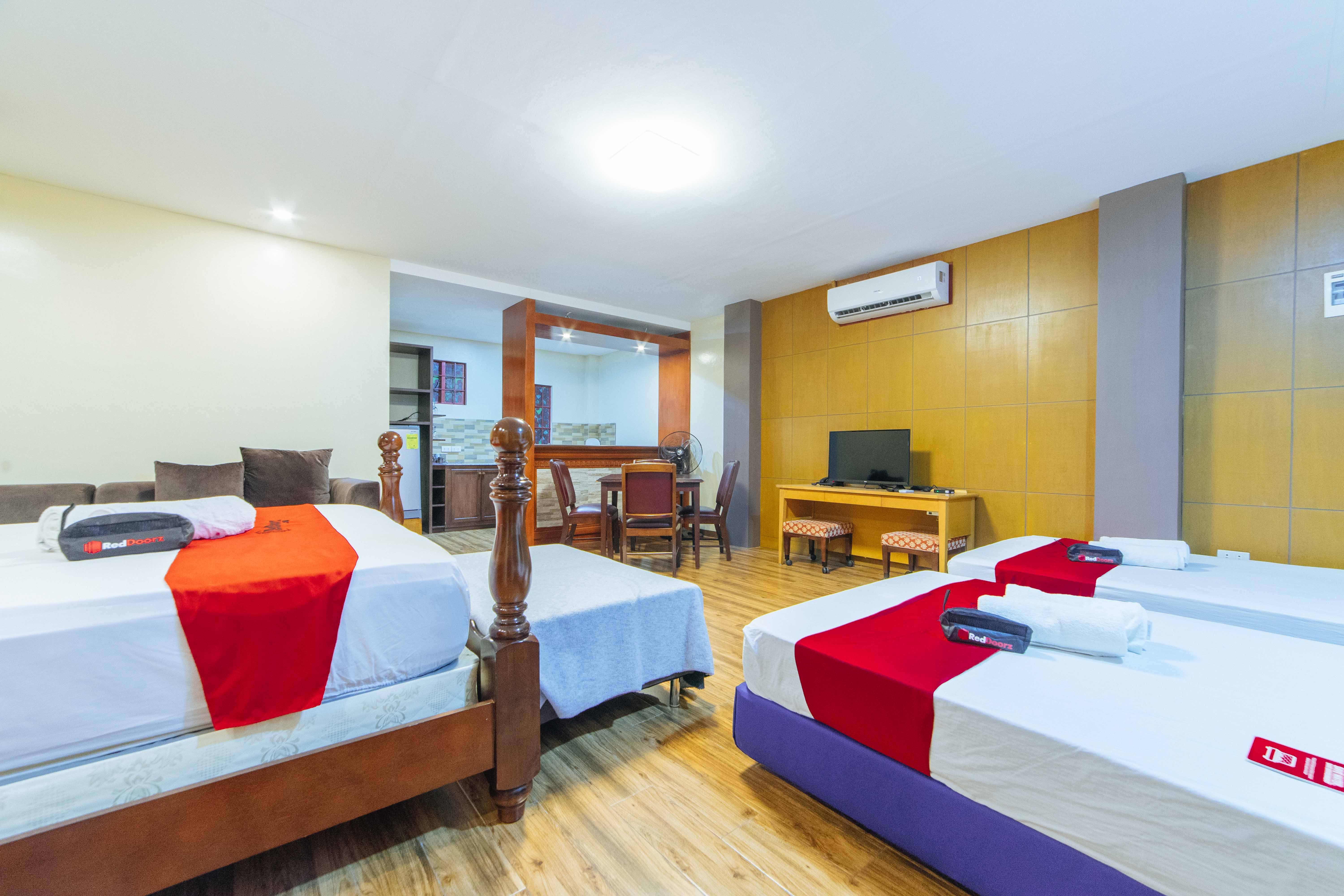 Reddoorz Plus @ Starhomes Olivianville Tarlac City Dış mekan fotoğraf